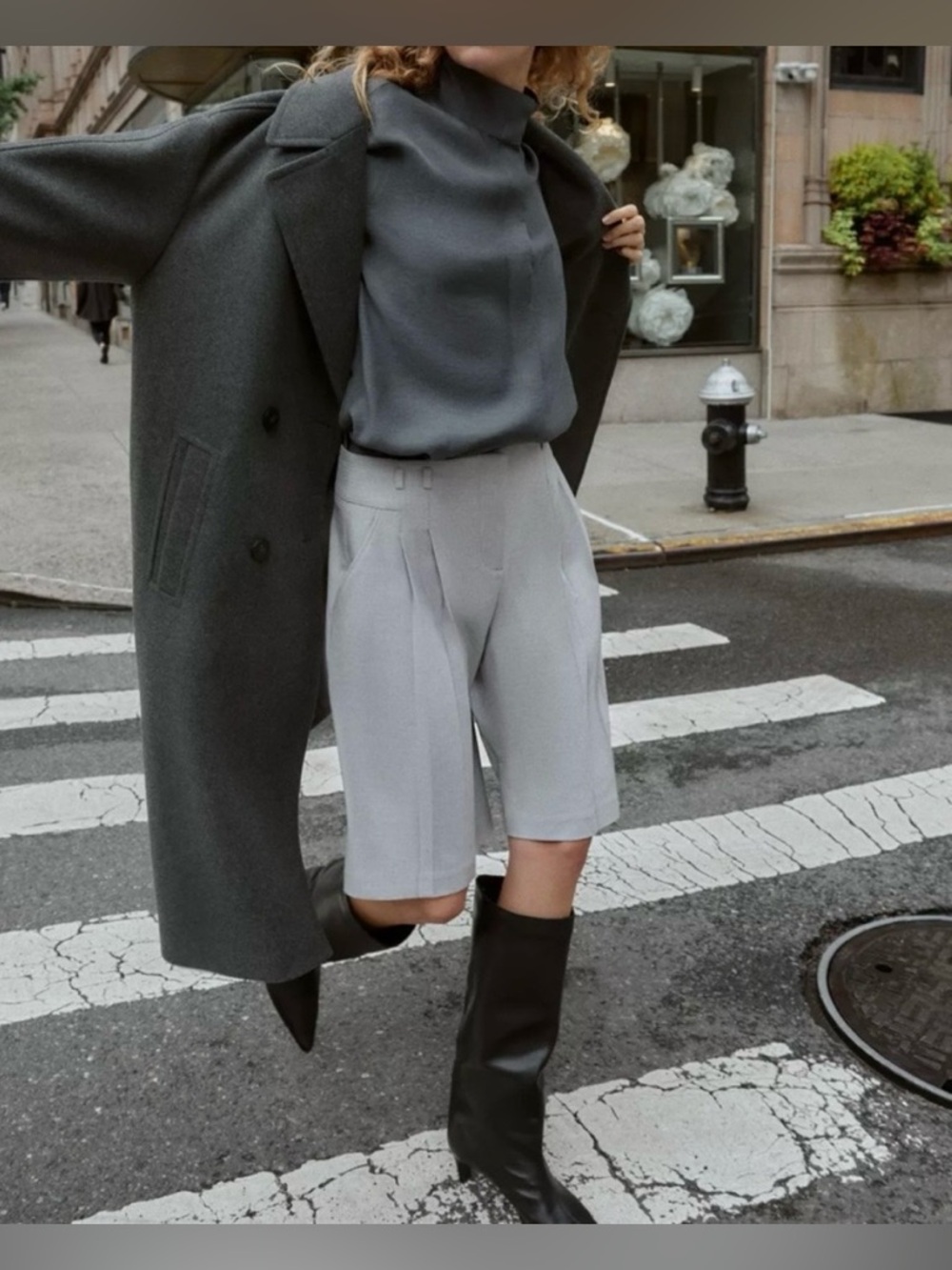 ZARA PLEATED LONG SHORTS
GRAY * Size:L
Bermuda Shorts NWT